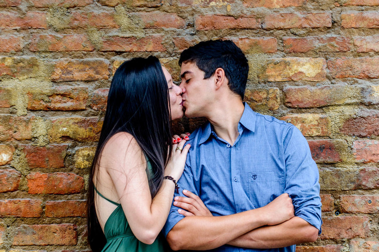 Casal em ensaio pré-wedding na natureza