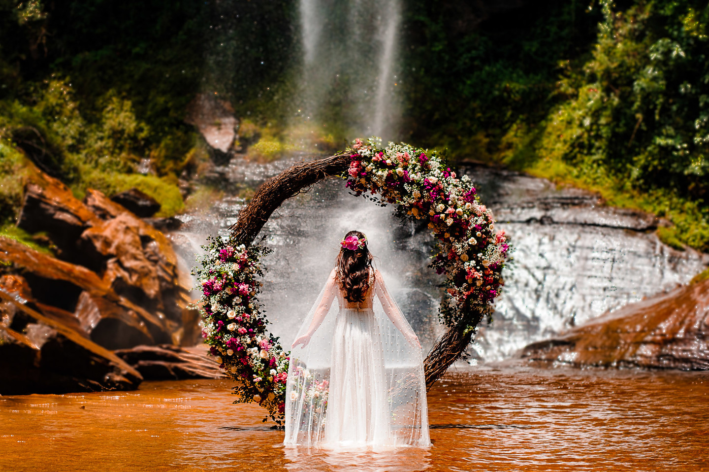 Noivos durante a cerimônia de casamento